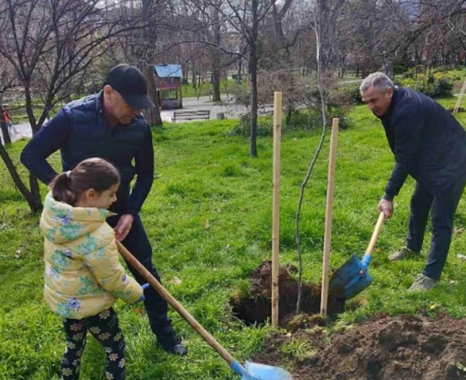 Кметът на Пловдив се включи в акция по залесяване на Хълма на освободителите