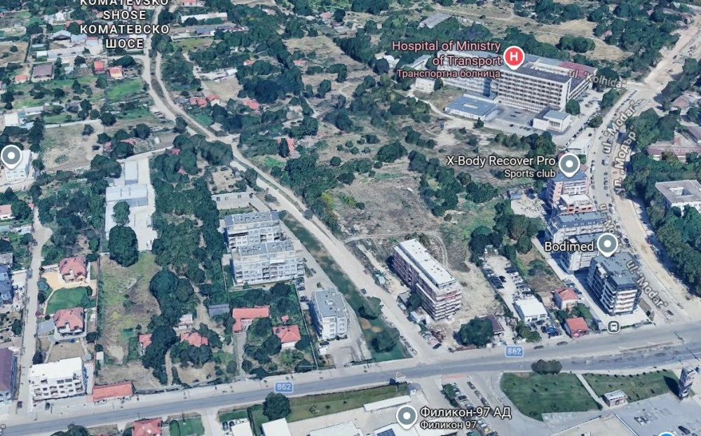 Изграждат водопроводи и канализация на черен път в „Южен“, където кипи строителство