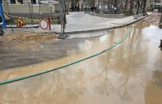 Втори пореден ден търсят скрита ВиК авария под новия асфалт до ПУ: улица „Костаки Пеев“ е под вода