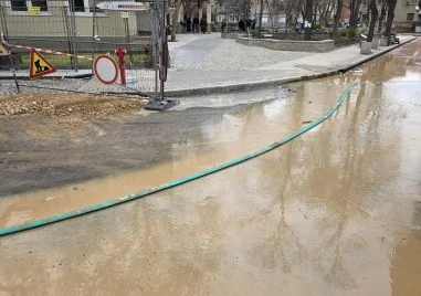 Втори пореден ден търсят скрита ВиК авария под новия асфалт до ПУ: улица „Костаки Пеев“ е под вода