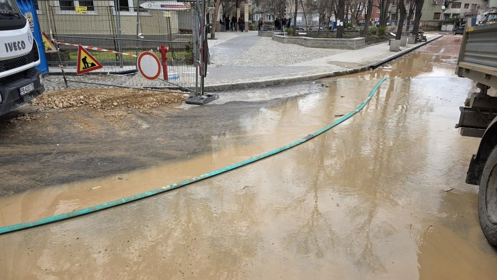 Втори пореден ден търсят скрита ВиК авария под новия асфалт до ПУ: улица „Костаки Пеев“ е под вода