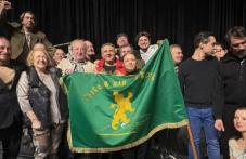 Пловдивският театър получи реплика на знамето на Райна Княгиня от кмета на Панагюрище