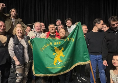 Пловдивският театър получи реплика на знамето на Райна Княгиня от кмета на Панагюрище