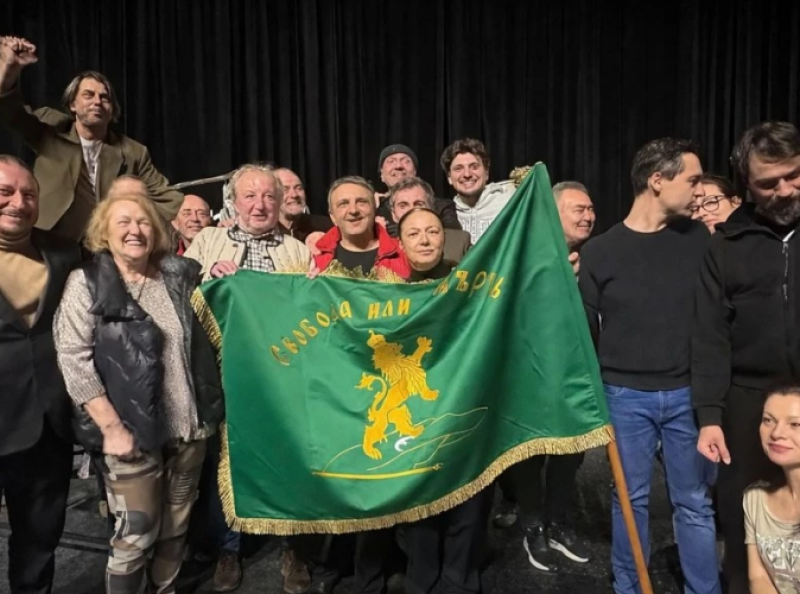 Пловдивският театър получи реплика на знамето на Райна Княгиня от кмета на Панагюрище