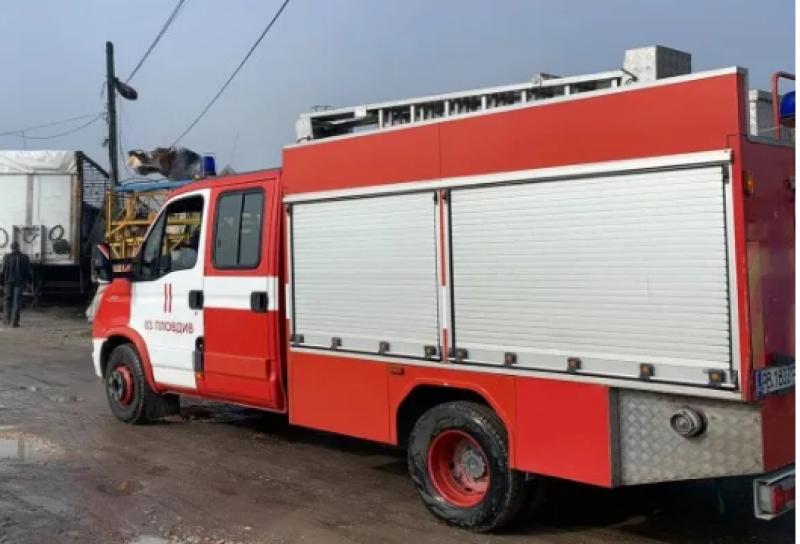 Пожар пламна в кравеферма в садовско село