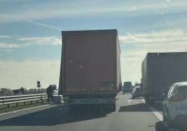 Тир разсипа товар на магистралата край Пловдив, движението е затруднено