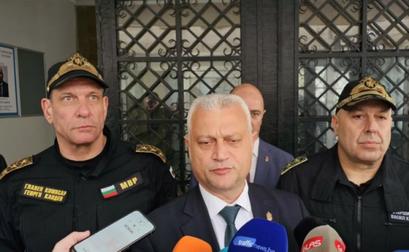 Дечев в Пловдив: Много проценти, малко отговори и бягство от неудобните въпроси за Костадинов