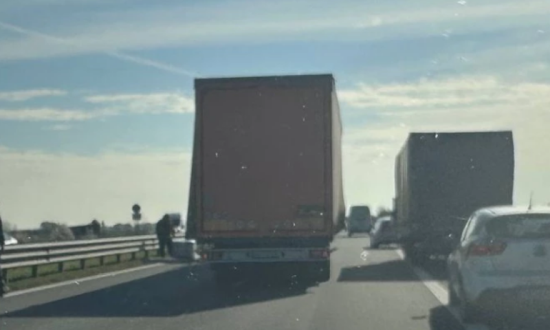 Тир разсипа товар на магистралата край Пловдив, движението е затруднено