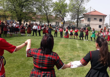 Белозем кани на традиционната Великденска седянка