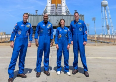 Човечеството се завръща към Луната след 54 години