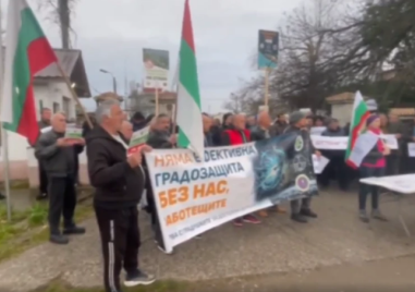 Служители на “Борба с градушките“ протестираха край Съединение