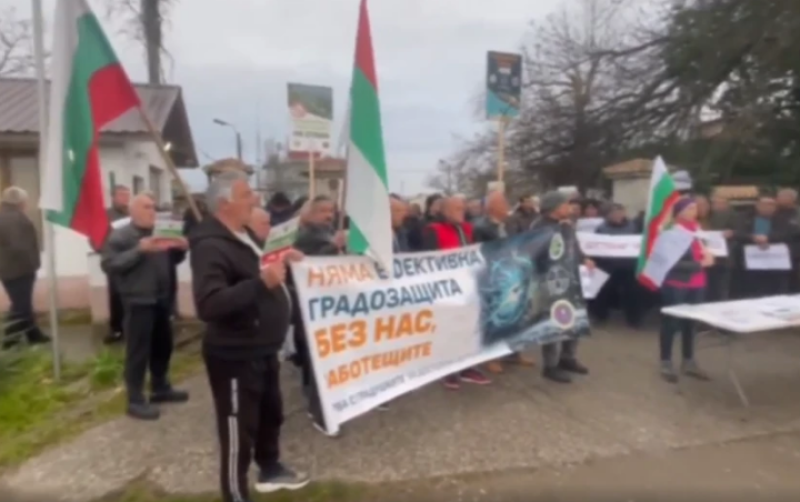 Служители на “Борба с градушките“ протестираха край Съединение