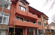 ЧСИ пусна на търг триетажна къща в двор в Асеновград за 71 000 евро