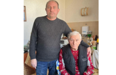 Мъж има нужда от подкрепа, за да се грижи за болния си баща