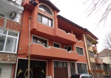 ЧСИ пусна на търг триетажна къща в двор в Асеновград за 71 000 евро