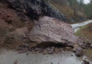 Голяма скала падна на път в Родопите