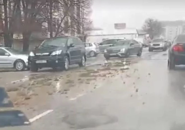 Пещерско шосе потъна в кал и смрад