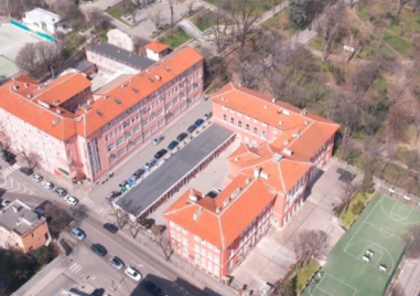 Ученици в Пловдив изграждат класна стая на открито с наградата от „Стани богат“