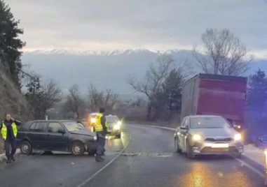 Възрастен мъж е в критично състояние след катастрофата на пътя Пловдив - Карлово