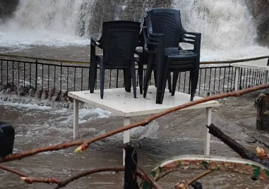 Водопадът край Бачковския манастир преля и наводни заведение