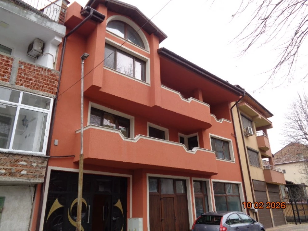 ЧСИ пусна на търг триетажна къща в двор в Асеновград за 71 000 евро