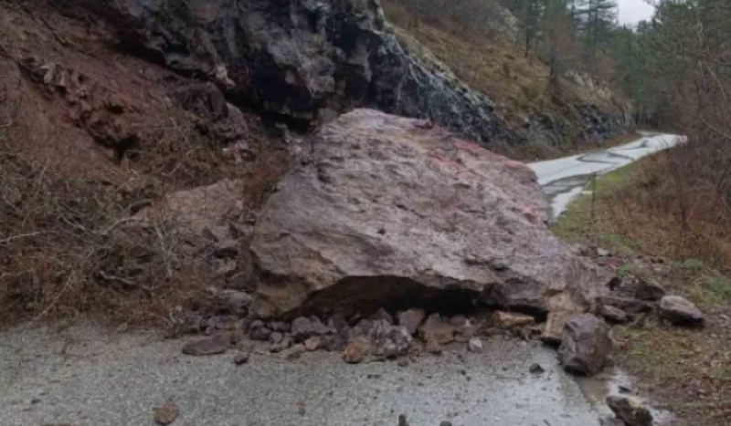 Голяма скала падна на път в Родопите