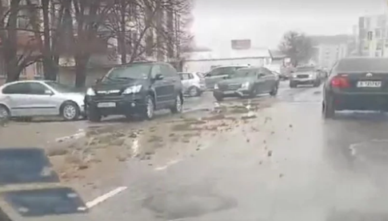 Пещерско шосе потъна в кал и смрад