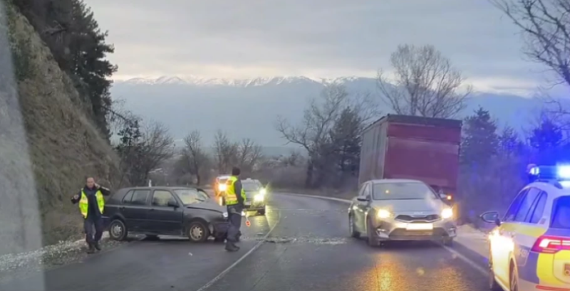 Възрастен мъж е в критично състояние след катастрофата на пътя Пловдив - Карлово