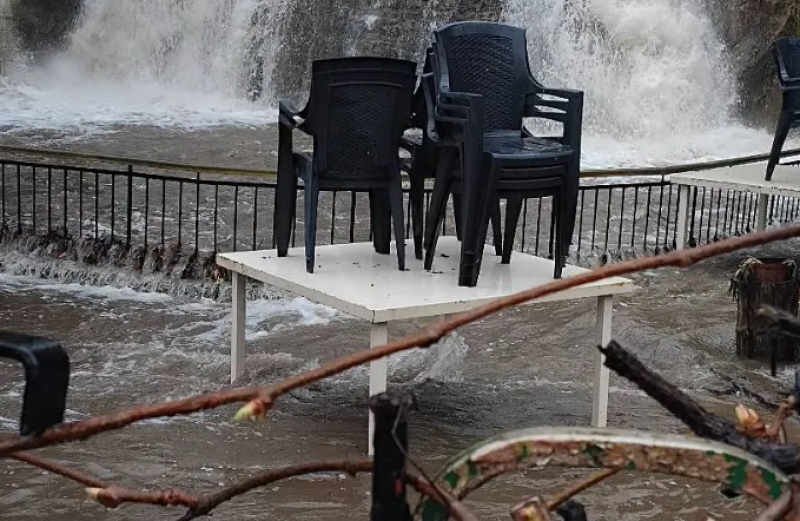 Водопадът край Бачковския манастир преля и наводни заведение