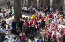 Благотворителни акции на младежи от БЧК преди Великден в Пловдив