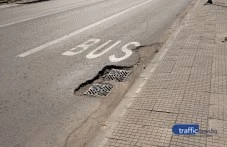 Рони се „новият“ асфалт по Брезовско шосе, което глътна 19 млн. лева – от Общината изненадани