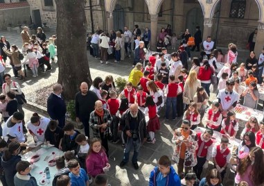 Благотворителни акции на младежи от БЧК преди Великден в Пловдив