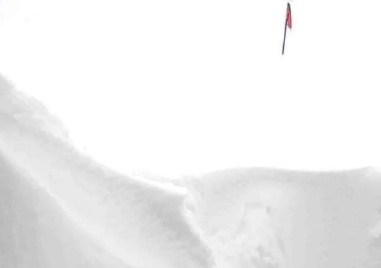 Рекордна снежна покривка натрупа на връх Ботев