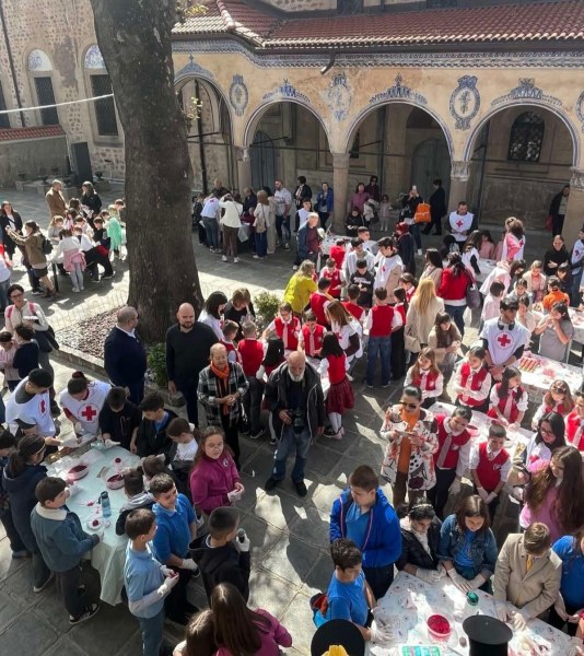 Благотворителни акции на младежи от БЧК преди Великден в Пловдив