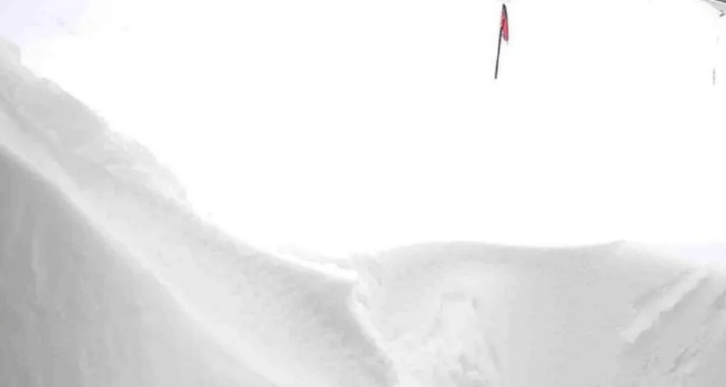 Рекордна снежна покривка натрупа на връх Ботев