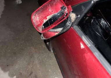 Война за паркоместа в Смирненски: Чупят чистачки и заграждат улица със саксии