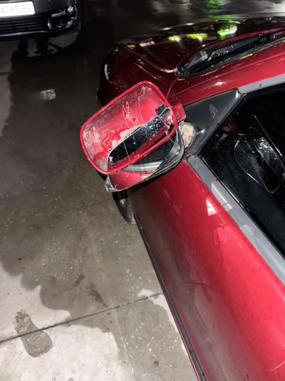 Война за паркоместа в Смирненски: Чупят чистачки и заграждат улица със саксии