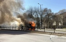 Автобус на градския транспорт избухна в пламъци до Пловдивския университет СНИМКИ и ВИДЕО
