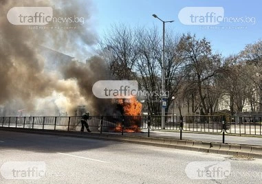 Автобус на градския транспорт избухна в пламъци до Пловдивския университет СНИМКИ и ВИДЕО