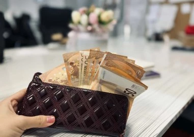 Новите заплати в образованието: Колко взимат учителите и директорите през 2026 г.?