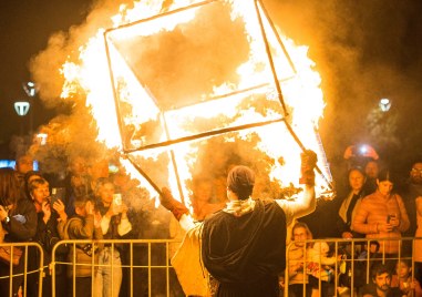 Изумителният огнен спектакъл „Изкушение“ идва в Пловдив