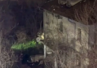 Полицаи спасиха инвалид и жена му от горяща къща