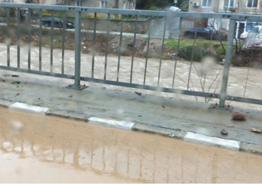 Улици в Бачково все още са наводнени, водопадът продължава да прелива