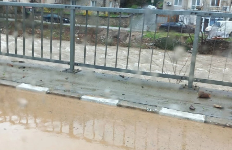 Улици в Бачково все още са наводнени, водопадът продължава да прелива