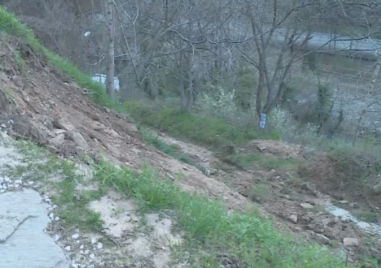 Хората в Бачково се опасяват от нови свлачища в следващите дни