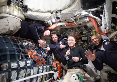 “Орион“ от мисията на “Артемис II“ приключи своя полет около Луната