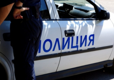 Задържаха карловец заради силна музика, после той се саморазправи със съседа си