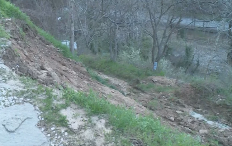 Хората в Бачково се опасяват от нови свлачища в следващите дни