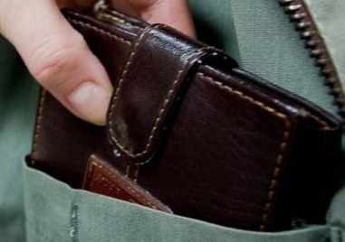 Джебчийка обра жена в рейс, изтегли пари от картата й