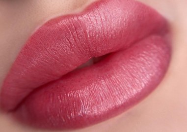 Майки и дъщери с нови устни преди баловете, лекари предупреждават в Пловдив за опасни корекции